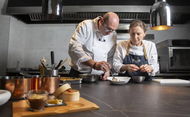 Imagen principal - Arriba, Juanjo Losada y Yolanda León, de Cocinandos. Abajo, a la derecha, Juanjo Losada y Yolanda Rojo, del restaurante Pablo; y Samuel Naveira y Génesis Cardona. 