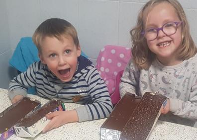 Imagen secundaria 1 - Los niños posan con los ingredientes, con el resultado del trabajo y en plena elaboración 