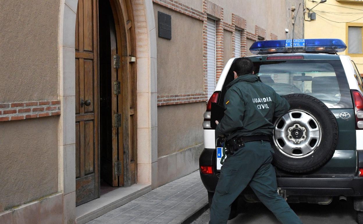 Agentes de la Guardia Civil ante el Juzgado de Santa María la Real de Nieva.