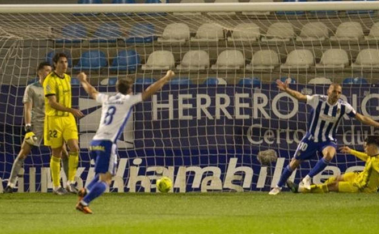 Los jugadores de la Ponferadina celebran el único tanto del encuentro, obra de Yuri a la salida de un córner. 