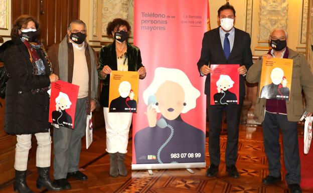 Presentación del Teléfono de las personas mayores ayer, en el Ayuntamiento. Junto al cartel, la concejala Rafaela Romero (i) y el alcalde, Óscar Puente (d).