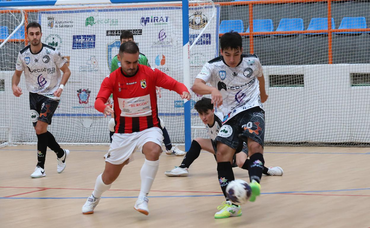 Una acción del partido ante el Coyanza.