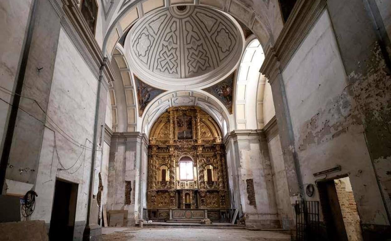 Panorámica de la nave central con el retablo del siglo XVII de la iglesia de Las Brígidas.