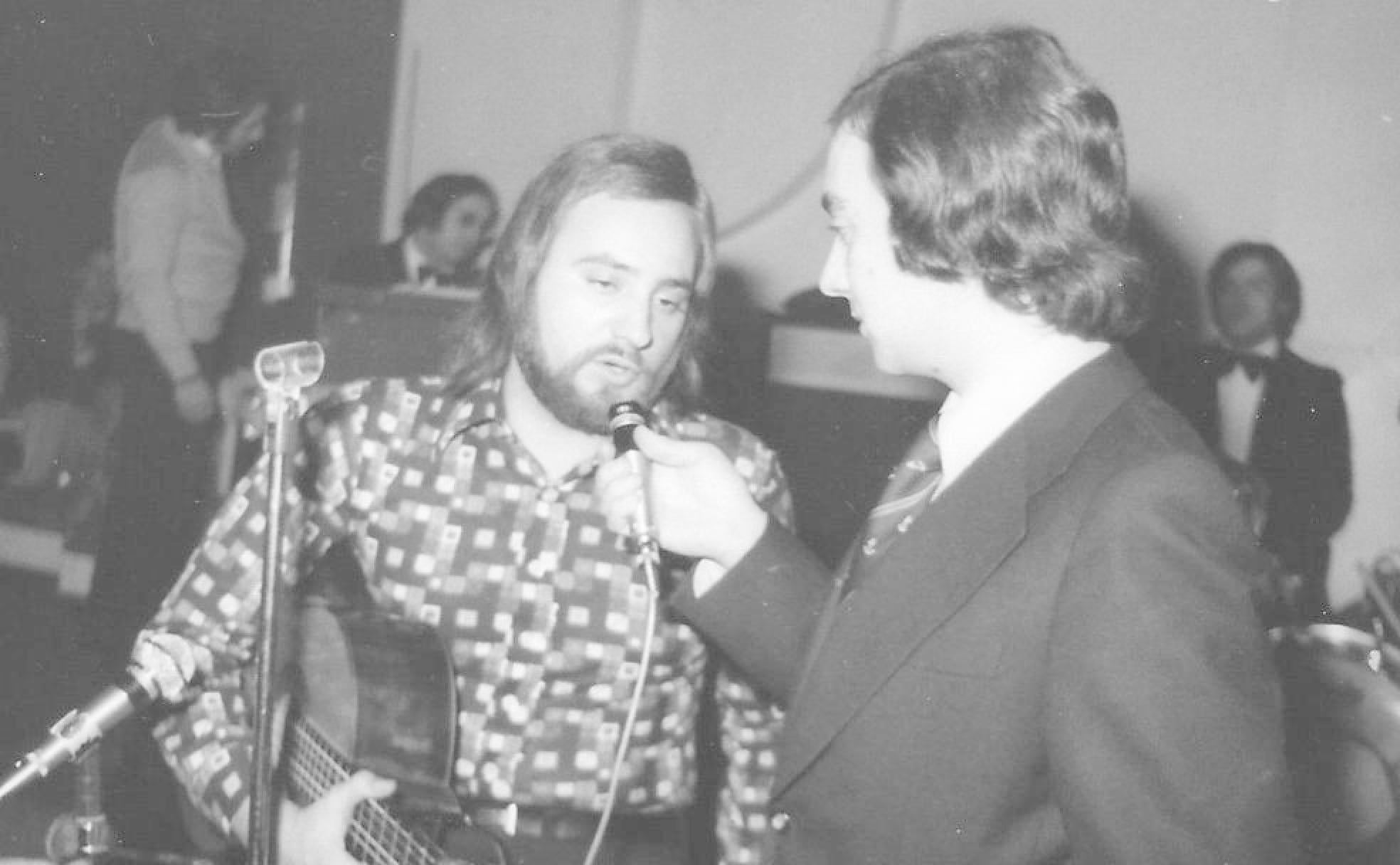 Luis Martín entrevista al cantautor Emilio José, hacia 1973. 