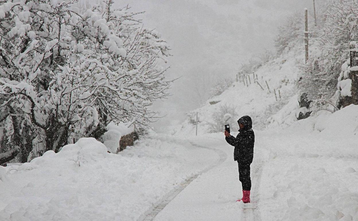 Una persona hace una foto de la nieve, en una imagen de archivo.