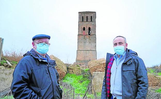 Imagen. Fracisco y Santiago, ante el torre que aún permanece en pie