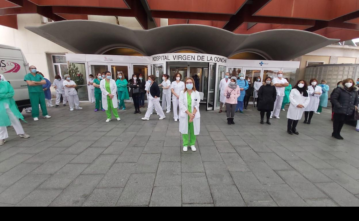 Concentración de sanitarios a las puertas del Hospital Virgen de la Concha de Zamora en el minuto de silencio en homenaje a la auxiliar de enfermería Felisa Gallego. 
