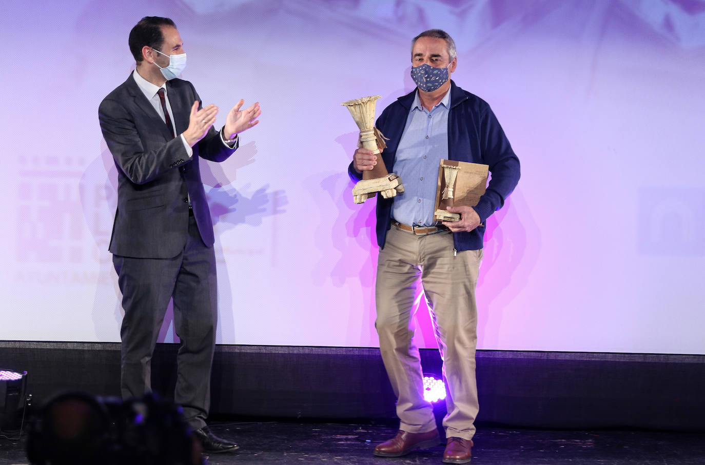 El padre del guardameta premiado, José Luis Asenjo, recoge el premio que le entrega el alcalde de Palencia, Mario Simón. 