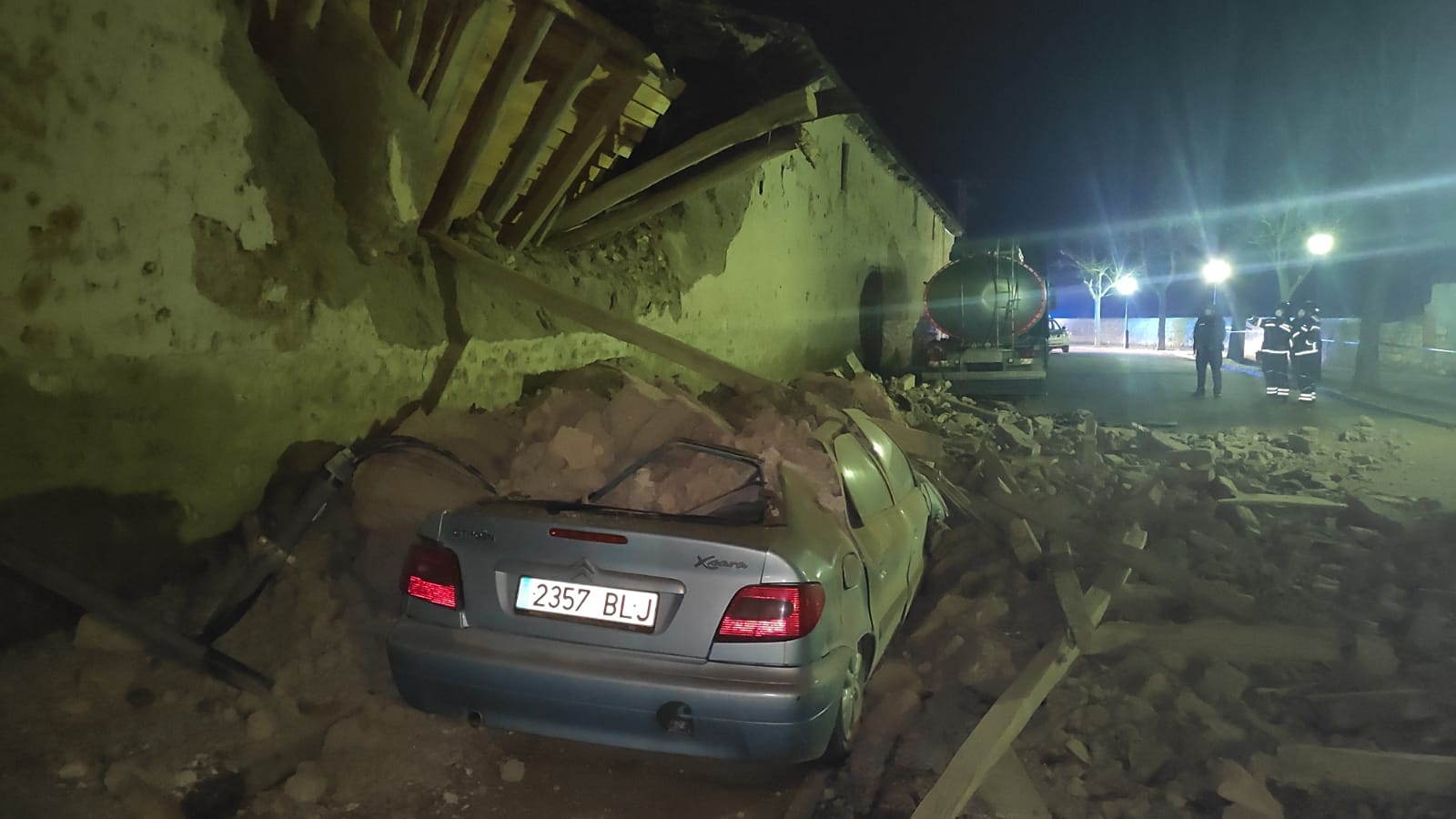 Fotos: Una pared se derrumba sobre un coche en Medina de Rioseco