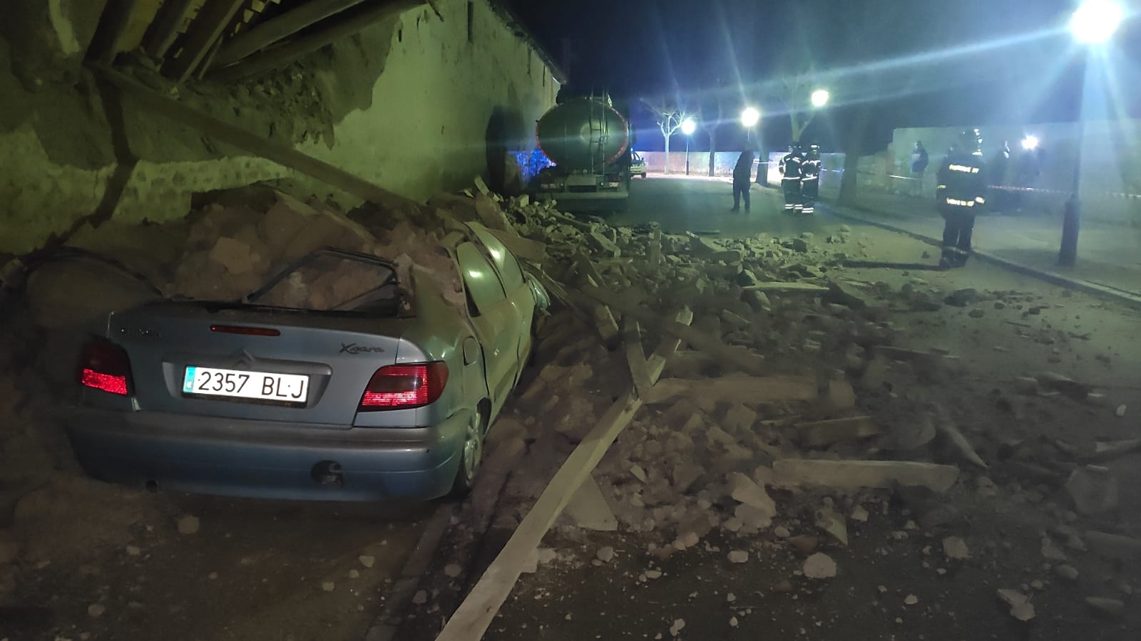 Fotos: Una pared se derrumba sobre un coche en Medina de Rioseco