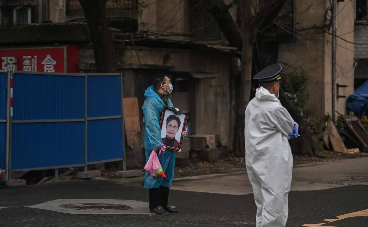 Dos personas en una calle de Wuhan la semana pasada. 