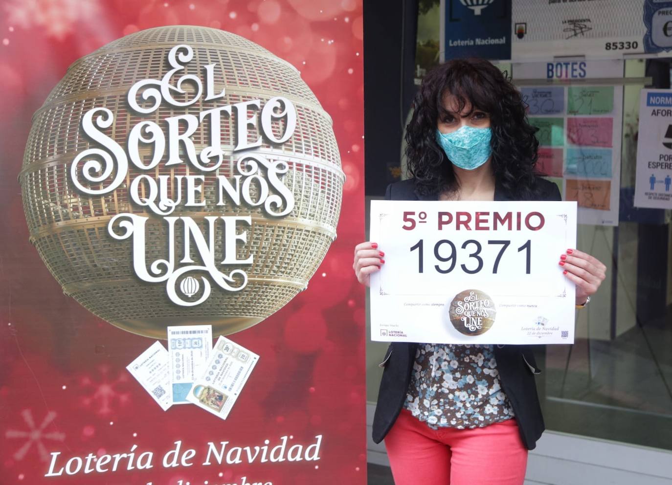 La responsable del despacho de lotería de la calle Cardenal Torquemada, Susana Gazituaga, muestra el número del quinto premio del sorteo de la Lotería de Navidad.