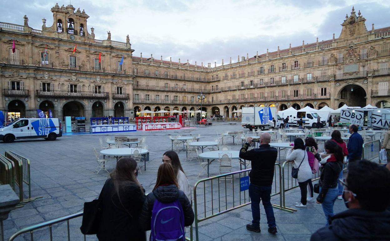 Imagen del montaje antes de iniciarse el rodaje en la Plaza Mayor.