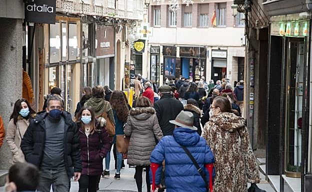 Ambiente de la Calle Real poco antes de las dos de la tarde de este jueves de Nochebuena. 