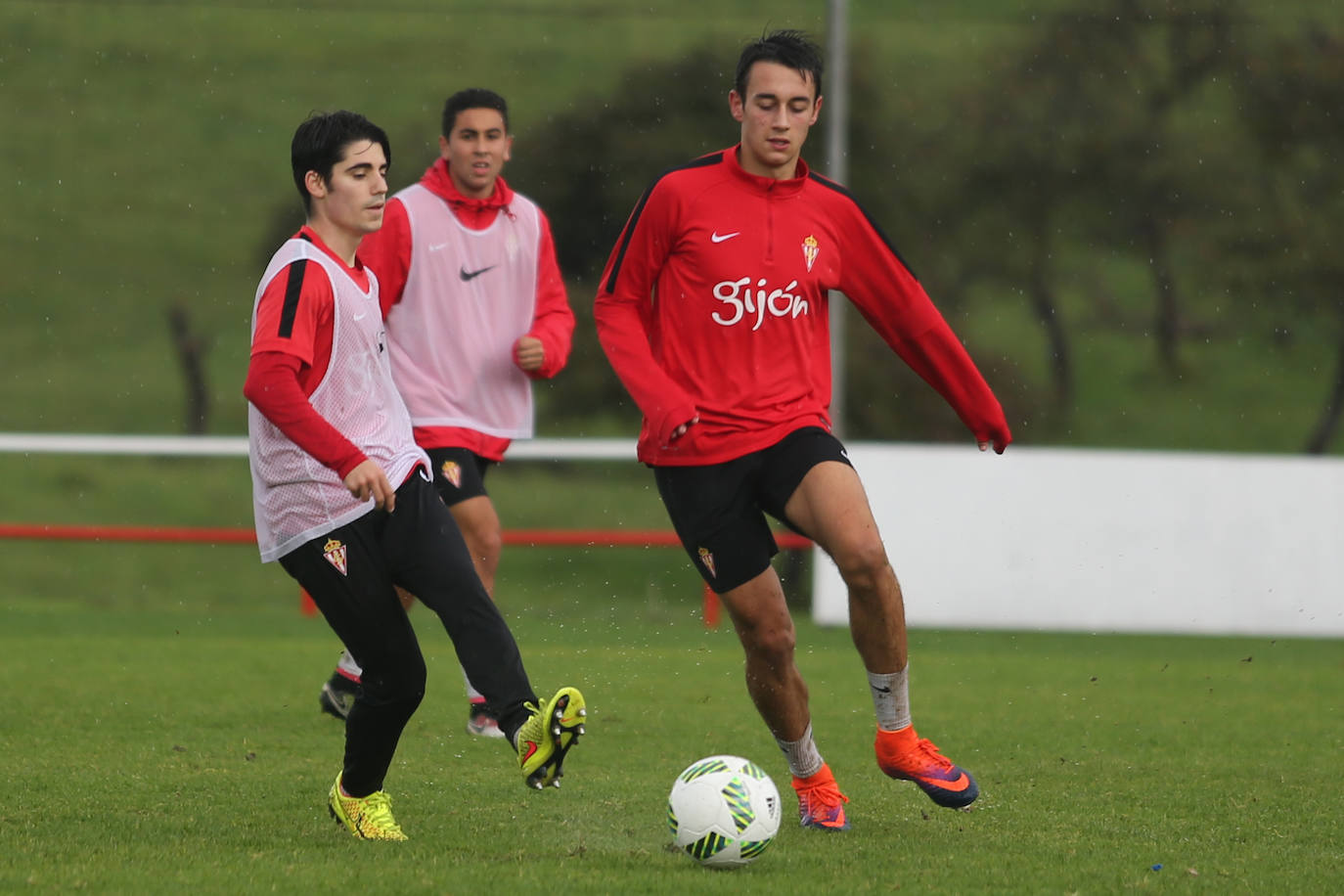 Cris Montes y Pedro Díaz en un entrenamiento del Sporting B en Mareo. 