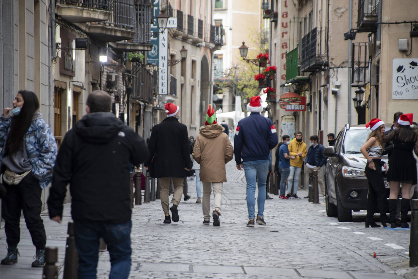 Varios grupos, en la calle de los bares durante la tarde del 24 de diciembre. 