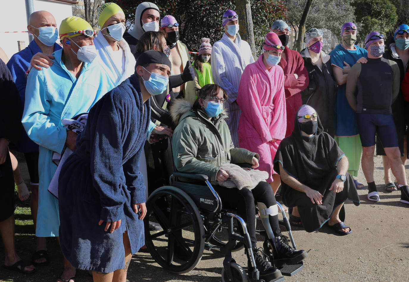 Imagen secundaria 1 - 25 personas celebran el día de Navidad con un chapuzón en las aguas del Canal de Castilla a su paso por Palencia