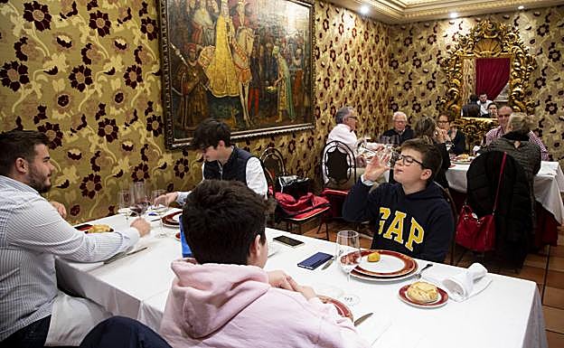 La familia Ibáñez Caro come en dos mesas en La Parrilla de San Lorenzo.