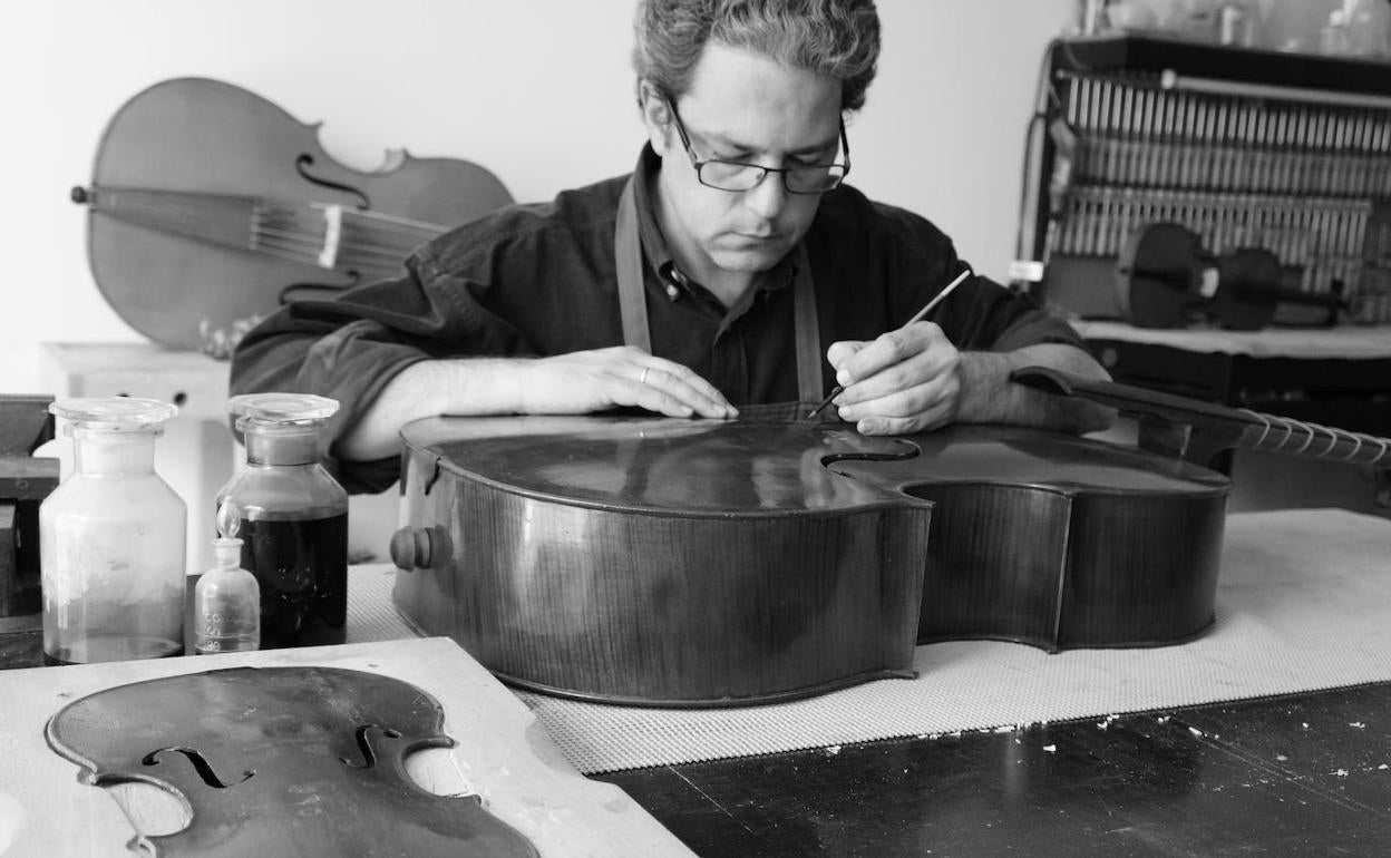 Eduardo Francés Bruno, trabajando en su taller en Béjar. 