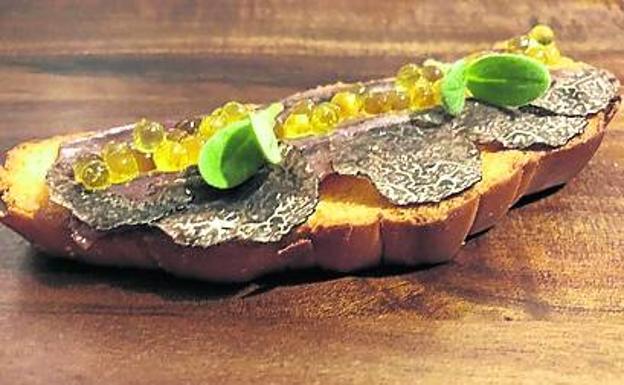 Imagen principal - Arriba, el briocge; abajo, el ceviche y las carrilleras.