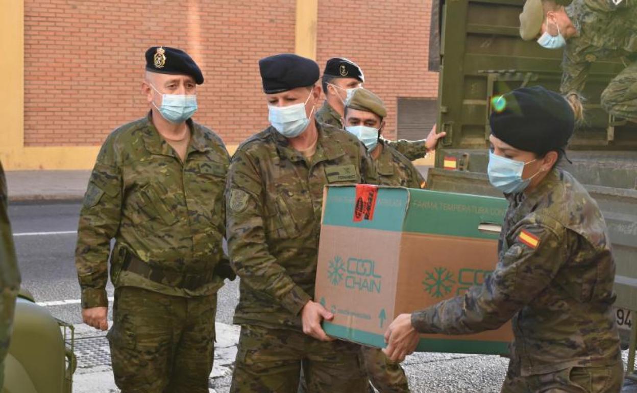 Personal militar entrega una caja con dosis de la vacuna contra la covid-19 a la Residencia de Mayores dependiente del Imserso en Melilla