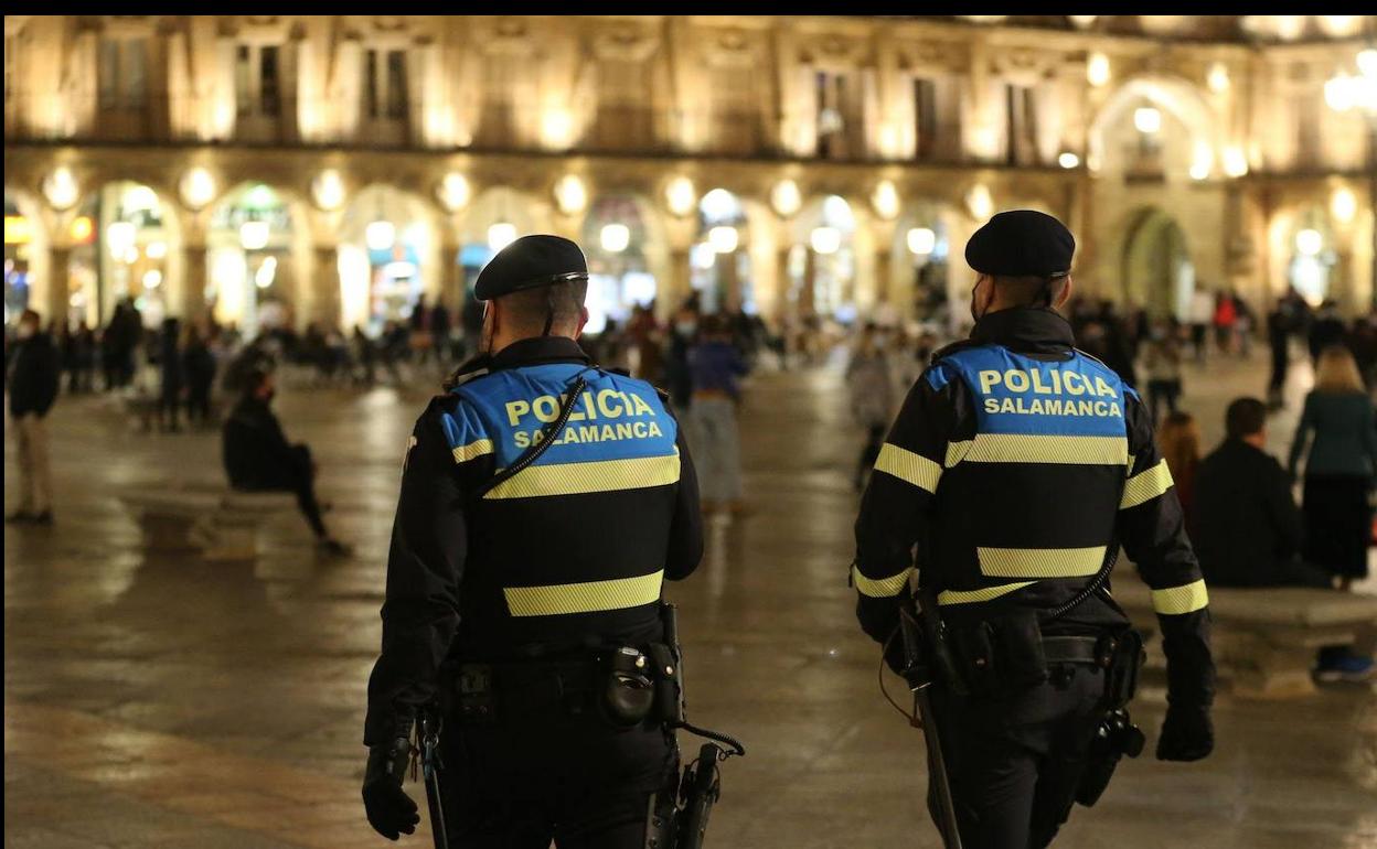 Dos policías locales realizan labores de vigilancia en la Plaza Mayor.