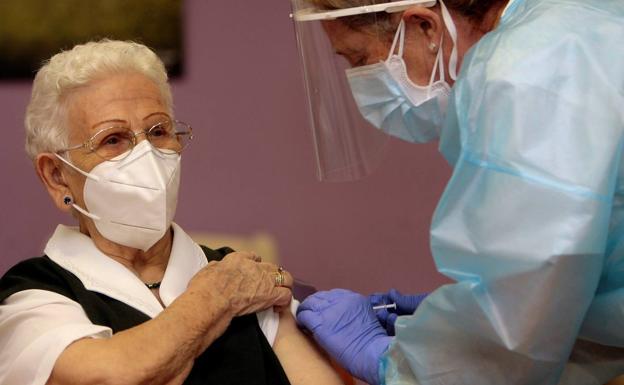 Araceli, de 96 años, y la auxiliar Mónica, las primeras vacunadas en España