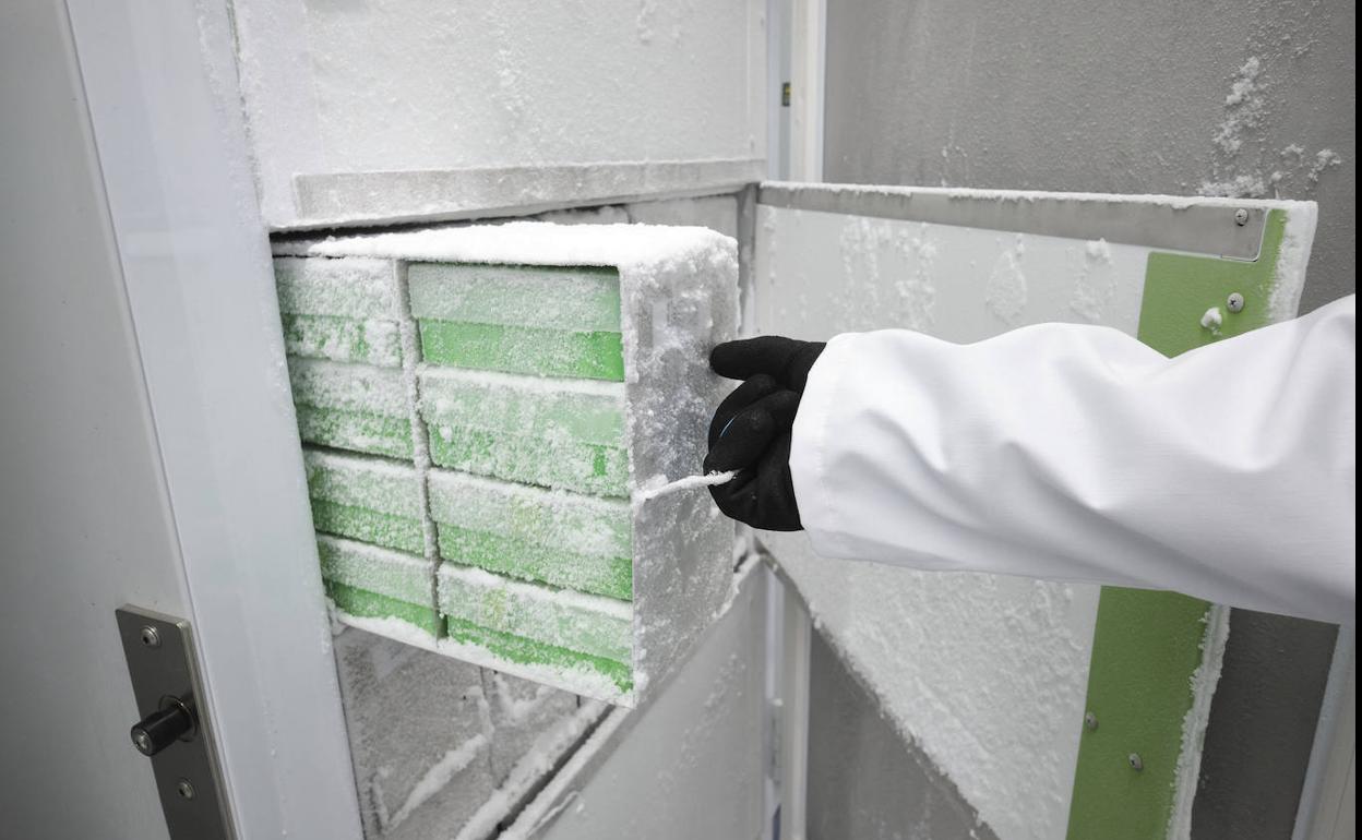 Un ultracongelador para la conservación de los viales de la vacuna. 