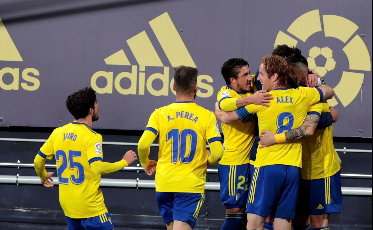 Los jugadores del Cádiz celebran uno de los goles ante el Barcelona. 