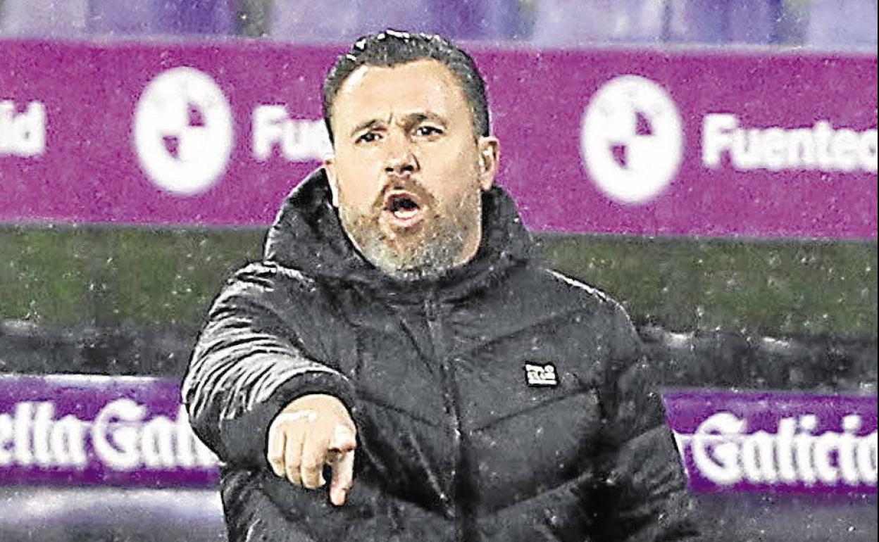 Sergio González da instrucciones en el partido ante el Athletic. 