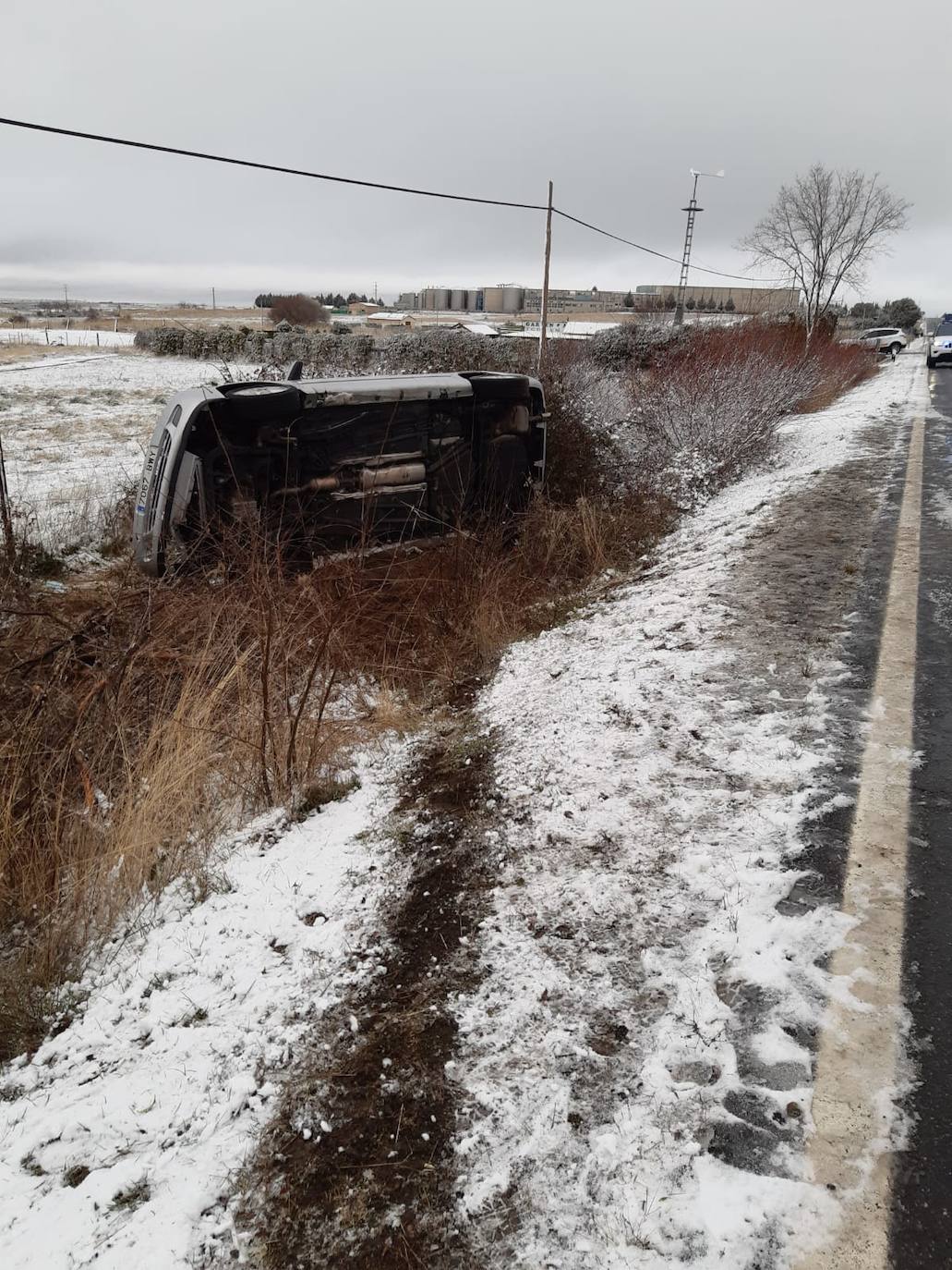 Vuelco de un turismo esta mañana en la carretera entre La Granja de San Ildefonso y Torrecaballeros.