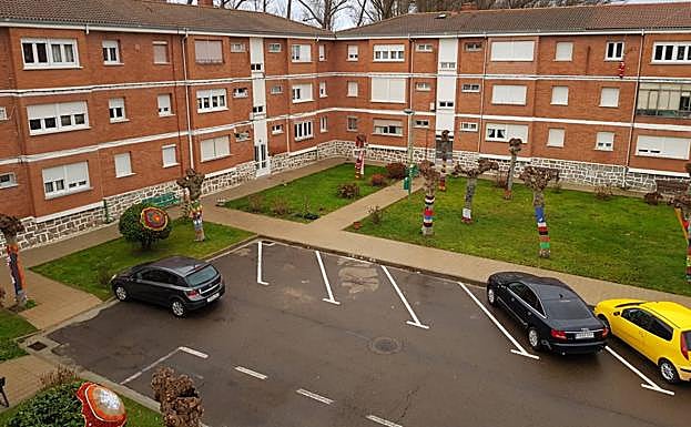 Árboles decorados en el entorno donde vive Carmina en El Soto.