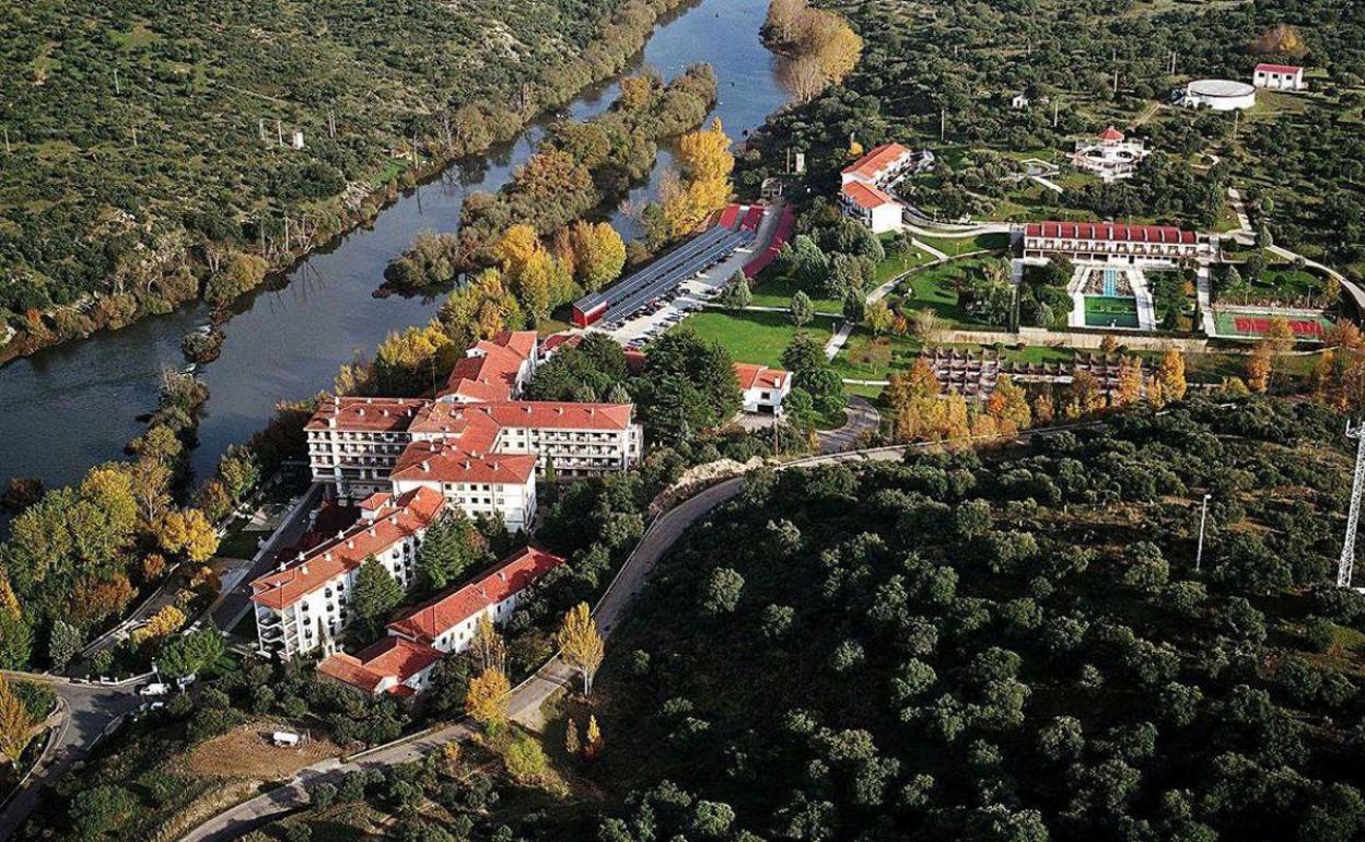 Imagen aérea de parelas instalaciones del balneario.