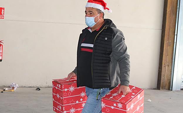El alcalde de Hornillos de Cerrato, Ignacio Valdeolmillos, durante el reparto de las cestas.