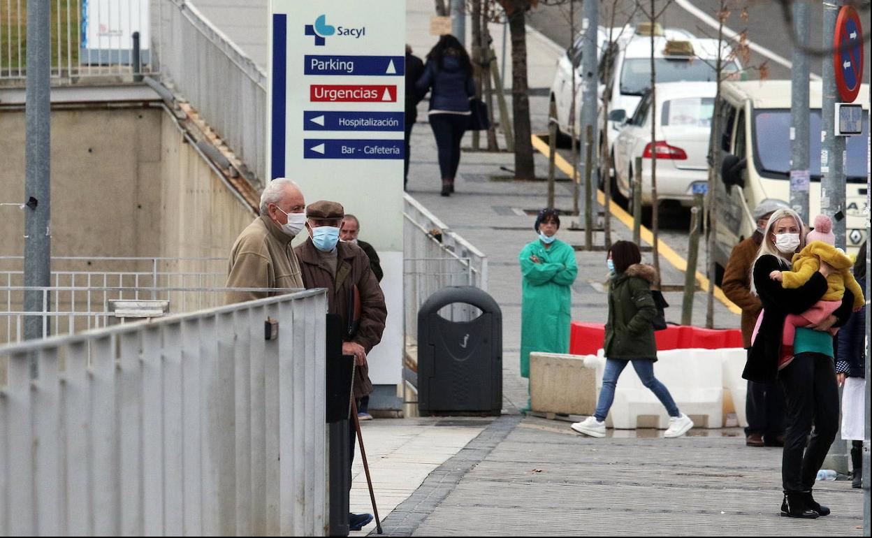 Usuarios y trabajadores del Hospital General de Segovia, en el acceso a la entrada principal durante la pandemia. 