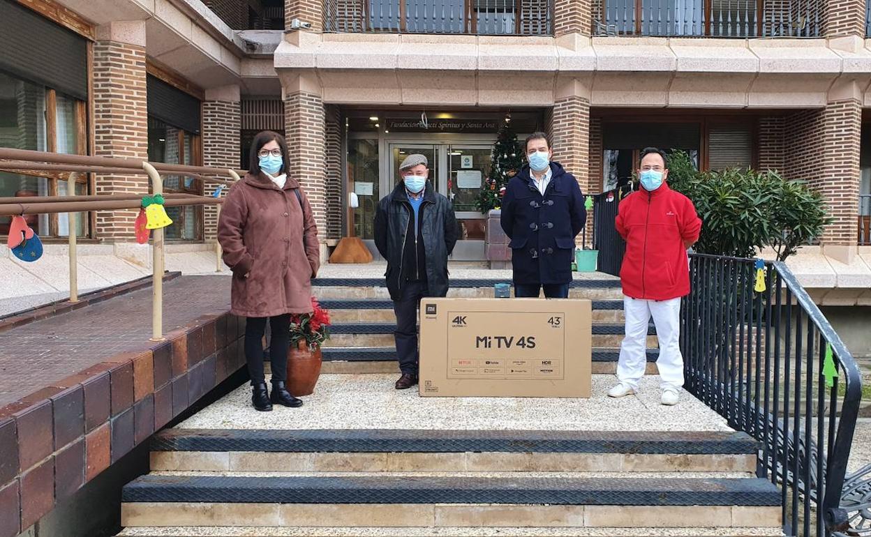 La entrega del equipo, en la puerta de la residencia.