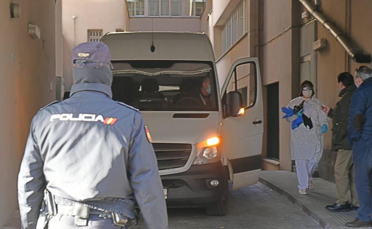 Furgón con las dosis de Valladolid custodiado por la Policía Nacional. 