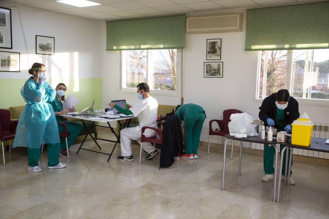 Fotos: Campaña de vacunación en la residencia El Villar de Laguna de Duero, Valladolid