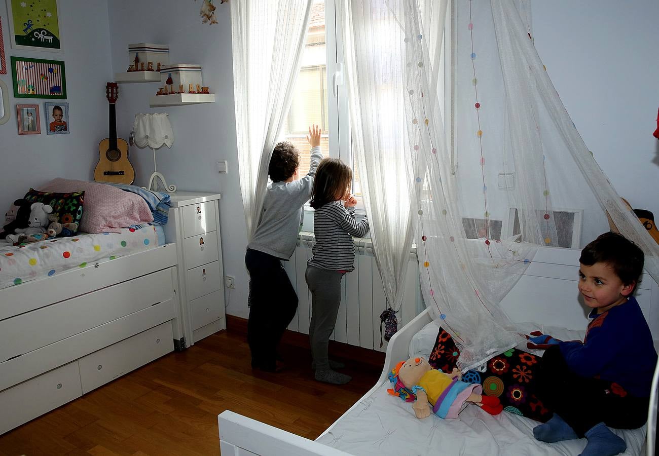 Durante mes y medio los niños no pudieron salir de casa. Los expertos avisaban de las consecuencias que podían tener estando tanto tiempo encerrados. En la imagen tres niños de una misma familia pasan las horas en su cuarto.