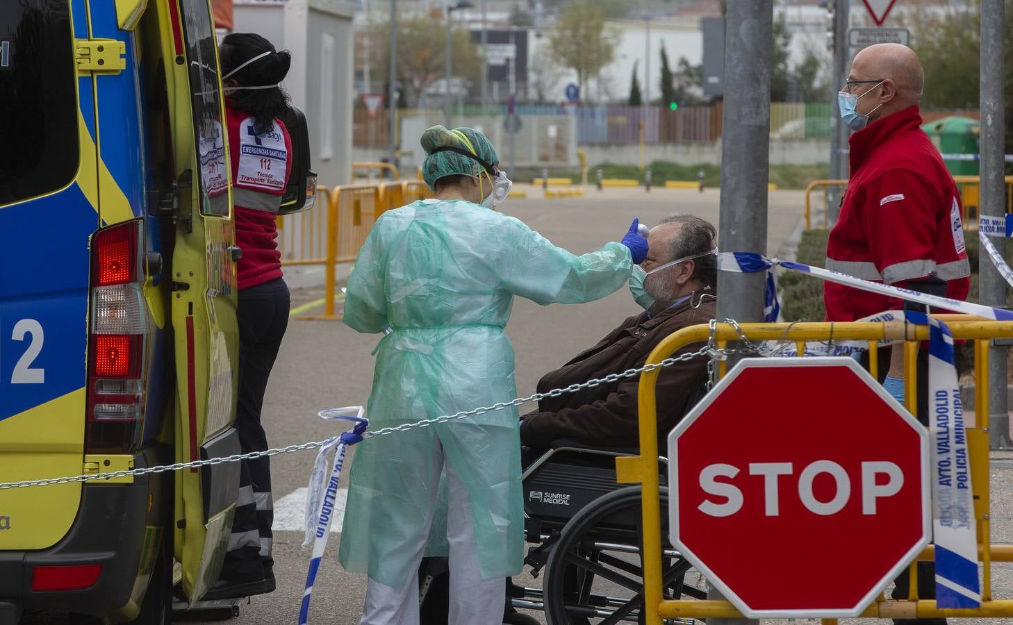 Los primeros días de la Pandemia los ciudadanos pasaron mucho miedo. Cualquier síntoma les llevaba a las urgencias de los hospitales. En la imagen un enfermo acude a las urgencias del Rio Hortega. 