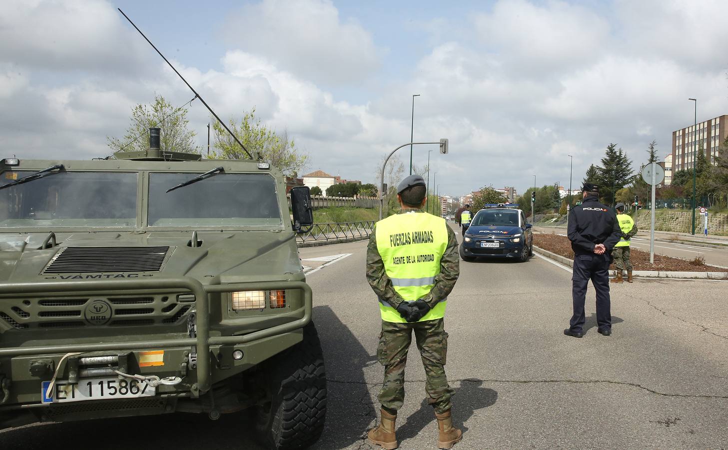 El Ejercito se sumo a las labores de lucha contra la enfermedad. El control de la movilidad de los ciudadanos fue clave. En la imagen El ejercito controla la salida de Valladolid en dirección a la carretera de Soria.