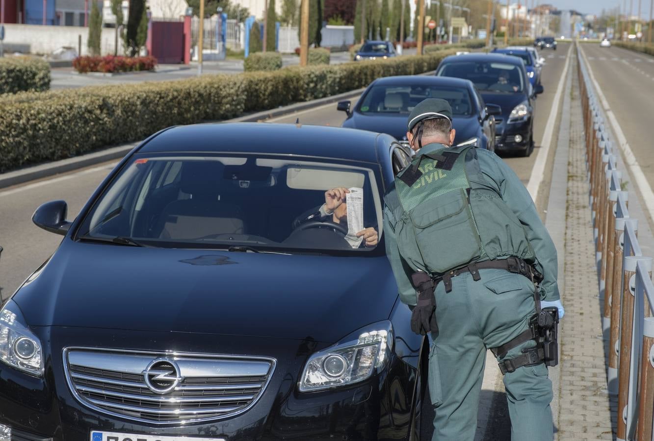 Controles a la salida de las ciudades. La policía controló todas las salidas de los municipios confinados. En la imagen, la policía de Arroyo controla a los conductores que entran en la localidad. 