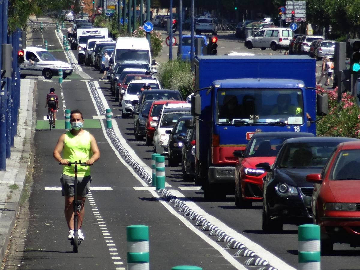 Polémico carril bici en Isabel La Católica. El Ayuntamiento estrecho los carriles para dar prioridad a la bicicleta. Los atascos fueron monumentales. 