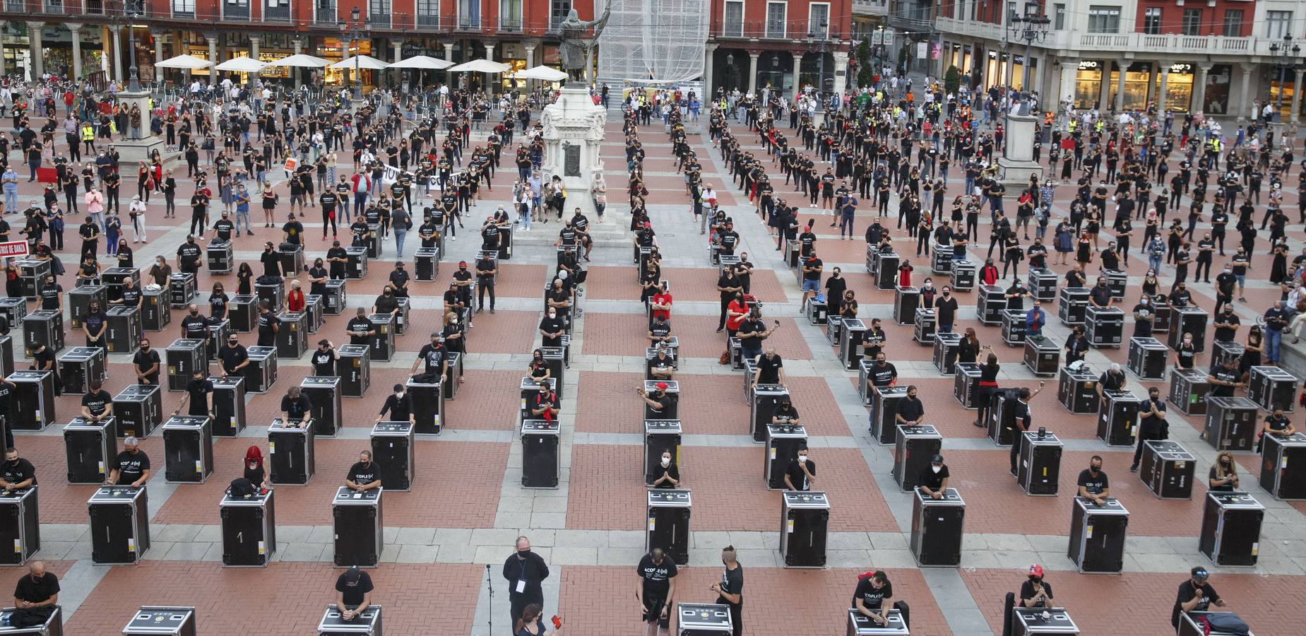 La Cultura en pie de Guerra. Todo el sector de la Cultura se ha visto afectado de lleno por la Pandemia y las medidas sanitarias. En concreto las Artes Escénicas. La protesta se llevo a cabo en la Plaza Mayor de Valladolid.