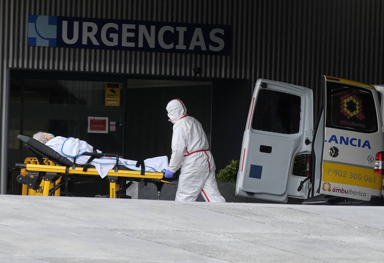 Durante los meses de marzo y abril eran constante los enfermos que eran trasladados al hospital. En la imagen un traslado al hospital Clínico.