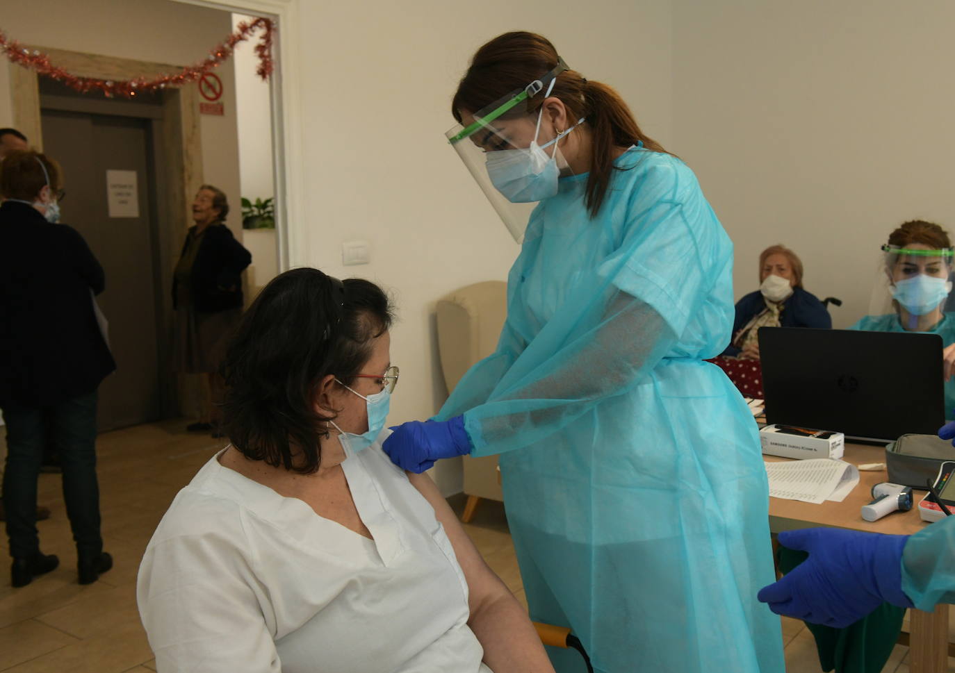 Fotos: Campaña de vacunación en la residencia Los Ángeles de Valladolid