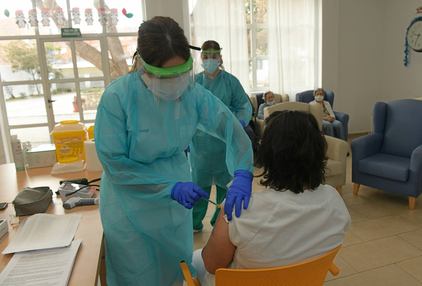 Fotos: Campaña de vacunación en la residencia Los Ángeles de Valladolid