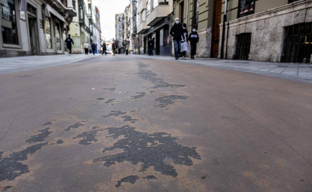 El Ayuntamiento de Valladolid busca solución para los desconchones y la suciedad en las calles decoradas del centro