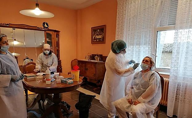 Imagen principal - Realización de los test serológicos en la residencia. 