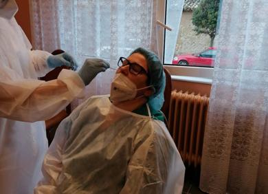 Imagen secundaria 1 - Realización de los test serológicos en la residencia. 